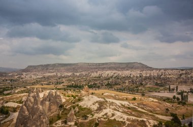 Kapadokya, Türkiye 'deki Rocky manzarası. Kapadokya 'ya git. Sıradışı yarı çöl dağ sıraları. Muhteşem Rocky yaz manzarası Kapadokya Goreme