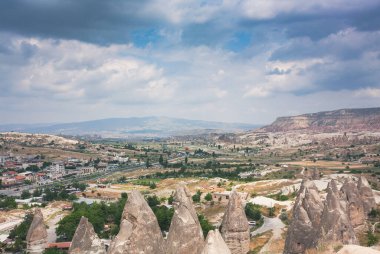 Kapadokya, Türkiye 'deki Rocky manzarası. Kapadokya 'ya git. Kapadokya Türkiye 'deki Goreme kasabasının muhteşem manzarası