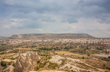 Kapadokya, Türkiye 'deki Rocky manzarası. Kapadokya 'ya git. Sıradışı yarı çöl dağ sıraları. Muhteşem Rocky yaz manzarası Kapadokya Goreme
