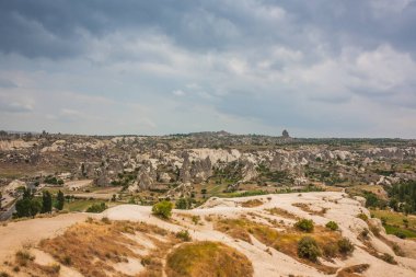 Kapadokya, Türkiye 'deki Rocky manzarası. Kapadokya 'ya git. Sıradışı yarı çöl dağ sıraları. Muhteşem Rocky yaz manzarası Kapadokya Goreme