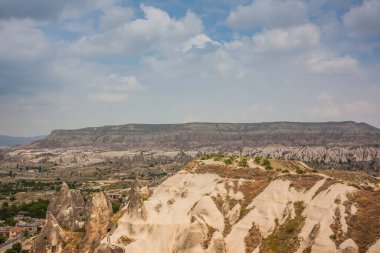 Kapadokya, Türkiye 'deki Rocky manzarası. Kapadokya 'ya git. Sıradışı yarı çöl dağ sıraları. Muhteşem Rocky yaz manzarası Kapadokya Goreme