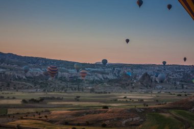 Sıcak hava balonları Kapadokya 'daki tuhaf kaya manzarasının üzerinde uçuyor. Balonlar sabah erkenden uçar. Sabah gökyüzünde güzel sıcak hava balonları. Gorme. Türkiye