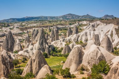 Kapadokya, Türkiye 'deki Rocky manzarası. Kapadokya 'ya git. Sıradışı yarı çöl dağ sıraları. Muhteşem Rocky yaz manzarası Kapadokya Goreme