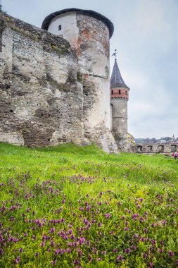 Kamianets-Podilskyi Kalesi 'nin bulutlu bir gökyüzünün altındaki kısmı. Tarihi Kamianets-Podilskyi şehrinin pitoresk doğası arasında yer alan kalenin güçlü kaleleri ve kuleleri,