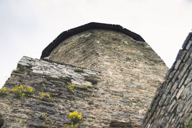Kamianets-Podilskyi Kalesi yakınlarındaki kaleler ve kaleler. Kalenin güçlü kalelerinin bir parçası. Kale, tarihi Kamianets-Podilsky şehrinin pitoresk doğası arasında yer alıyor.