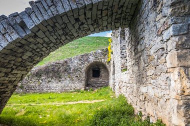 Kamianets-Podilskyi Şatosu mavi gökyüzünün altında. Kalenin güçlü kalelerinin bir parçası. Kale, Ukrayna 'nın tarihi Kamianets-Podilskyi kentindeki pitoresk doğa arasında yer alıyor.