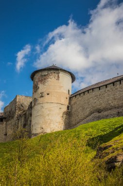 Kamianets-Podilskyi Şatosu mavi gökyüzünün altında. Kalenin güçlü kalelerinin bir parçası. Kale, Ukrayna 'nın tarihi Kamianets-Podilskyi kentindeki pitoresk doğa arasında yer alıyor.
