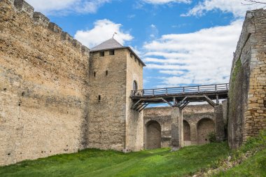 Hotin Kalesi 'nin nehir kenarındaki manzarası. Khotyn Kalesi - Sarı sonbahar tepelerindeki ortaçağ kalesi. Ukrayna, Doğu Avrupa. Orta Çağ 'ın mimarisi..