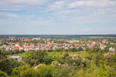 Dağların eteğinde küçük bir kasaba. Dağlar arasında bir vadide köy. Yazın dağdan vadiye manzara. Kırsal alan. Evlerin kırmızı çatıları. Carpathian, Ukrayna, Avrupa