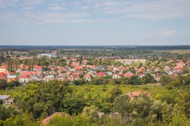 Dağların eteğinde küçük bir kasaba. Dağlar arasında bir vadide köy. Yazın dağdan vadiye manzara. Kırsal alan. Evlerin kırmızı çatıları. Carpathian, Ukrayna, Avrupa
