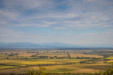 Dağların eteğinde küçük bir kasaba. Dağlar arasında bir vadide köy. Yazın dağdan vadiye manzara. Kırsal alan. Evlerin kırmızı çatıları. Carpathian, Ukrayna, Avrupa