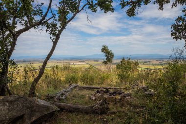 Dağların eteğinde küçük bir kasaba. Dağlar arasında bir vadide köy. Yazın dağdan vadiye manzara. Kırsal alan. Evlerin kırmızı çatıları. Carpathian, Ukrayna, Avrupa