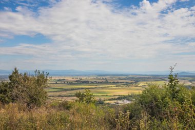 Dağların eteğinde küçük bir kasaba. Dağlar arasında bir vadide köy. Yazın dağdan vadiye manzara. Kırsal alan. Evlerin kırmızı çatıları. Carpathian, Ukrayna, Avrupa