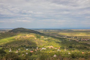 Dağların eteğinde küçük bir kasaba. Dağlar arasında bir vadide köy. Yazın dağdan vadiye manzara. Kırsal alan. Evlerin kırmızı çatıları. Carpathian, Ukrayna, Avrupa