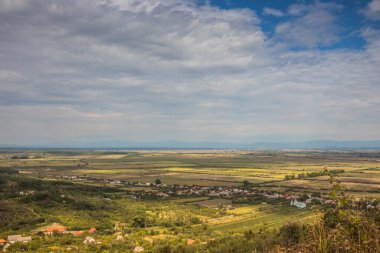 Dağların eteğinde küçük bir kasaba. Dağlar arasında bir vadide köy. Yazın dağdan vadiye manzara. Kırsal alan. Evlerin kırmızı çatıları. Carpathian, Ukrayna, Avrupa