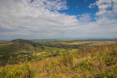 Dağların eteğinde küçük bir kasaba. Dağlar arasında bir vadide köy. Yazın dağdan vadiye manzara. Kırsal alan. Evlerin kırmızı çatıları. Carpathian, Ukrayna, Avrupa