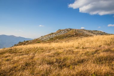 Bu nefes kesici manzara görkemli dağları ve ılık meltemde sallanan altın otları sergiliyor.