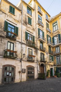 Salerno, İtalya - 25 Aralık 2022: Salerno Katedrali 'nin karşısındaki Rustik yapı cephesi