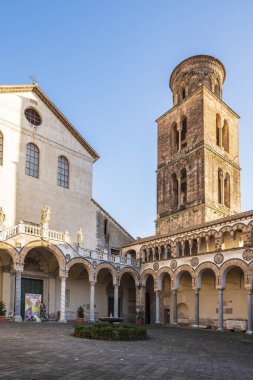 Salerno, İtalya - 25 Aralık 2022: Salerno Katedrali 'nin çan kulesi 56 metre yüksekliğinde ve Arap-Norman tarzı.