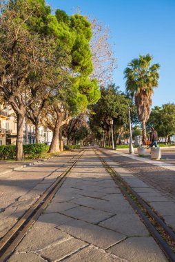 Salerno, İtalya - 25 Aralık 2022: Bir zamanlar özel bir trenle tren istasyonuna mal taşımak için kullanılan Lungomare Trieste tren yolları