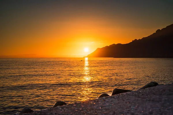 Stock image Slanting rays of the setting sun hitting the coastline along Amalfi Coast