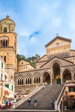 Amalfi, İtalya - 26 Aralık 2022: Amalfi Katedrali 'nin manzarası ve Piazza del Duomo' dan buraya uzanan adımlar