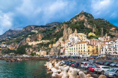 Amalfi, İtalya - 26 Aralık 2022: Amalfi (Amalfi Sahili), aynı kıyıdaki diğer şehirlerle birlikte turistik bir beldedir. Amalfi UNESCO Dünya Mirası Alanlarına dahil edildi.