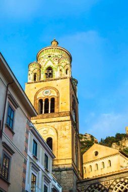 Amalfi Katedrali 'nin çan kulesi. Arap-Norman tarzında mermer ve majolikayla süslenmiş.
