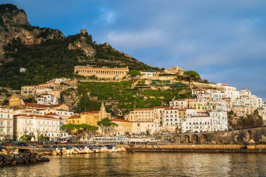 Amalfi, İtalya - 26 Aralık 2022: Amalfi (Amalfi Sahili), aynı kıyıdaki diğer şehirlerle birlikte turistik bir beldedir. Amalfi UNESCO Dünya Mirası Alanlarına dahil edildi.