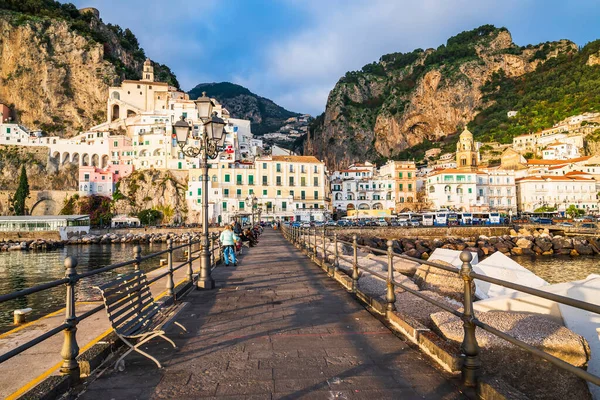 Amalfi, İtalya - 26 Aralık 2022: İskeleden alınan Amalfi manzarası