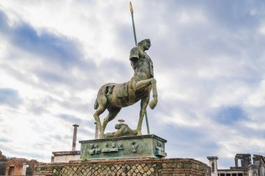 Polonyalı sanatçı Igor Mitoraj tarafından yapılan bir heykel olan Centauro, Pompei 'nin merkezinde sergilendi.