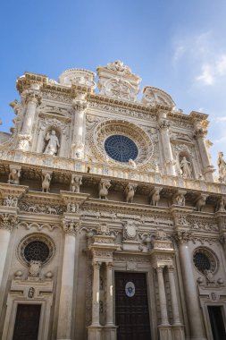 Santa Croce Bazilikası, bir anteni destekleyen pürüzsüz sütunlarla Lecce ve büyük bir gül penceresi var.