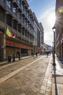 Lecce, İtalya - 29 Aralık 2022: Piazza Sant 'Oronzo' ya doğru Via Templari caddesi manzarası