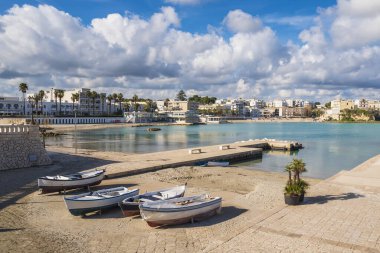 Oranto 'daki Pier plajı, Spiaggetta del Molo olarak da bilinir, kış döneminde boştur.