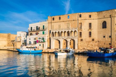 Porto Antico, İtalya 'nın Monopoli kentindeki eski limandır. Castello Carlo V, en soldaki ortaçağ taş kalesi..