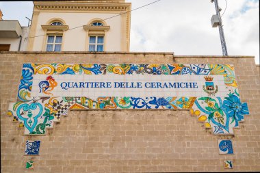 Grottaglie, İtalya - 3 Ocak 2023: Puglia 'nın seramik başkenti çömlekçiler ve zanaatkarların yerel olarak çıkarılan kilden seramik ürünler yapmaya devam ettikleri yer