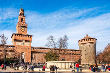 Milan, İtalya - 5 Ocak 2023: Sforza 'nın Kalesi 15. yüzyılda Milano' da inşa edilmiş bir ortaçağ kalesidir. Şimdilerde kentin birçok müzesi ve sanat koleksiyonuna ev sahipliği yapmaktadır..