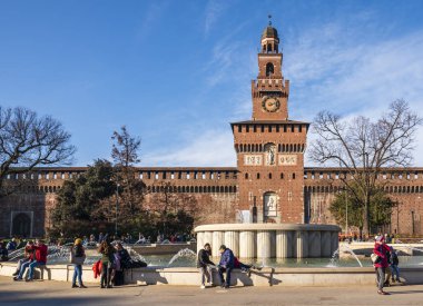 Milan, İtalya - 5 Ocak 2023: Torre del Filarete olarak bilinen Sforza 'nın Kalesi' nin merkez kulesi