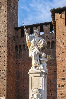 San Giovanni Nepomuceno 'nun Barok heykeli Sforza Kalesi' nin geçit alanının merkezinde.