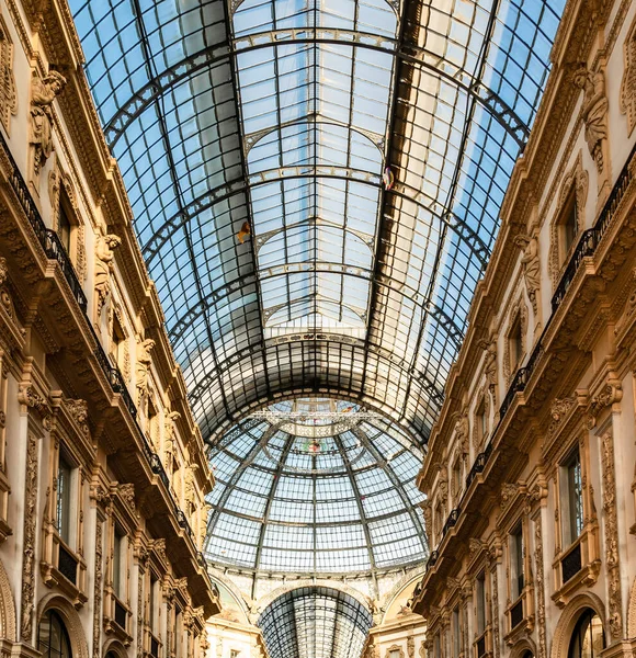 Lombard Rönesans tarzında dekore edilmiş Galleria Vittorio Emanuele II alışveriş salonunun iç kolu.