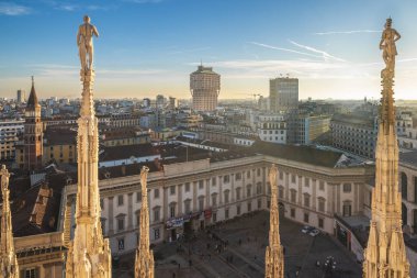 Milan, İtalya - 5 Ocak 2023: Milano Kraliyet Sarayı 'nın yukarıdan aşağı manzarası. Burası bir zamanlar yüzyıllar boyunca hükümetin merkeziydi, şimdi bir kültür merkezi olarak hizmet veriyor ve uluslararası sanat sergilerine ev sahipliği yapıyor.