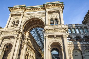 Milan, İtalya - 5 Ocak 2023: Vittorio Emanuele II Galerisi Piazza del Duomo 'nun ana girişi hem yapı hem de boyut olarak gerçek bir zafer kemerine benzemesi için tasarlandı.