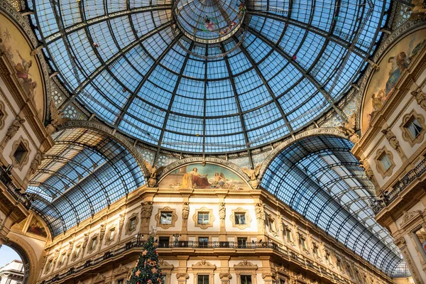 Milan, İtalya - 5 Ocak 2023: Vittorio Emanuele II 'nin merkezindeki kubbe, aynı zamanda Octagon olarak da bilinir. Dört duvarın her biri boyalı bir esmerle süslenmiş..