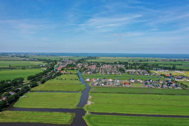 Haziran 'da Hollanda' nın tarihi suları üzerindeki hava manzarası, Oosthuizen yakınlarındaki Polder de hobrederkoog, Hollanda Hobrede