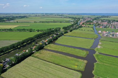 Haziran 'da Hollanda' nın tarihi suları üzerindeki hava manzarası, Oosthuizen yakınlarındaki Polder de hobrederkoog, Hollanda Hobrede