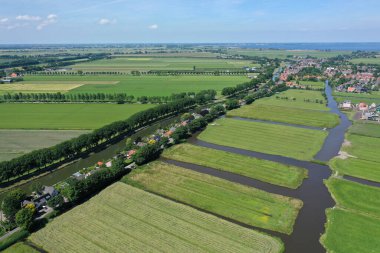 Haziran 'da Hollanda' nın tarihi suları üzerindeki hava manzarası, Oosthuizen yakınlarındaki Polder de hobrederkoog, Hollanda Hobrede