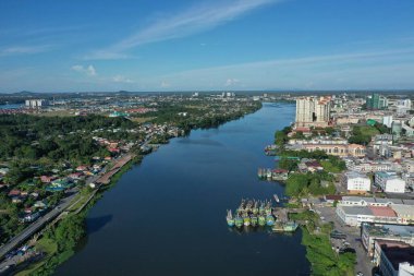 Sarawak Nehri 'nin Kuching, Sarawak Maleise 2022' deki binalarla ve otellerle çekilmiş insansız hava aracı fotoğrafı.