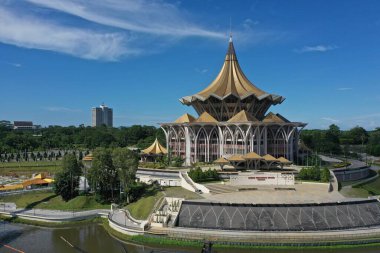 Sarawak Yeni Parlamento binası, Kuching 'de bronz ejderha heykeli, Malezya Fotoğrafı 2022 yılındaki insansız hava aracı tarafından çekildi..