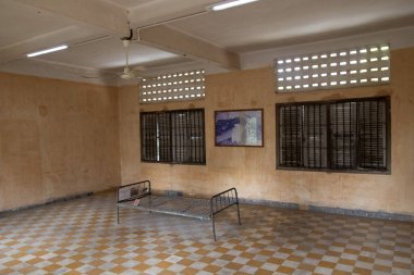 İşkence odası, Tuol Sleng Soykırım Müzesi, Phnom Penh. Geçmişte, burası siyasi tutukluları alıkoydu ve Kamboçya 'da siyasi suçlulara işkence yaptı..