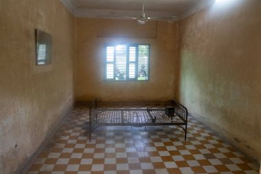 İşkence odası, Tuol Sleng Soykırım Müzesi, Phnom Penh. Geçmişte, burası siyasi tutukluları alıkoydu ve Kamboçya 'da siyasi suçlulara işkence yaptı..